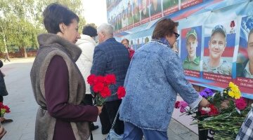 В Карачеве открылась фотовыставка «Семья Героя»